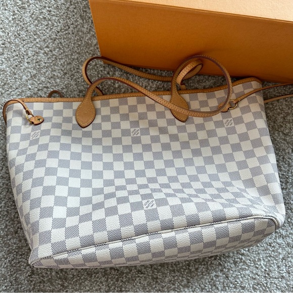 Louis Vuitton Neverfull Rose Ballerine MM White
Damier Azur Canvas - Picture 11 of 13